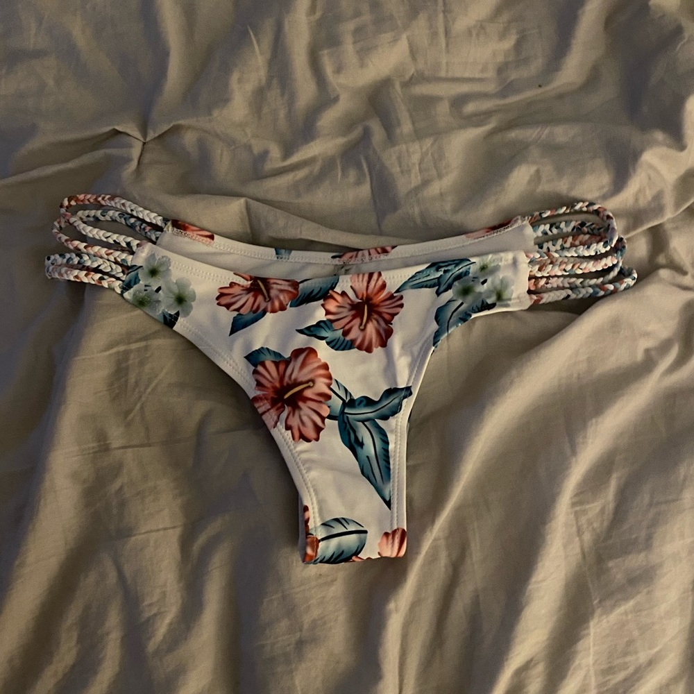 zaful white floral cheeky bikini bottom!!!